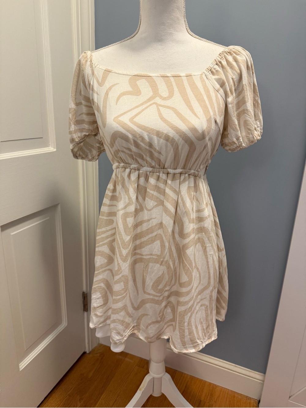 Sincerely Jules Cream & Beige Puff-Sleeve Babydoll Mini Dress